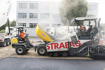Asphalteinbau bei Agrola (Landi) Tankstelle - STRABAG Strassenbau Foto von Asphalteinbau bei Agrola