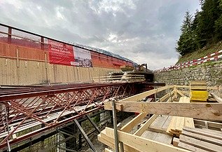 Foto von Holzgerüsten und Holzschalung auf der Punt Stalusa Brücke