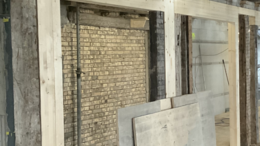 Foto von Balkendecken und Böden sowie Holzwänden