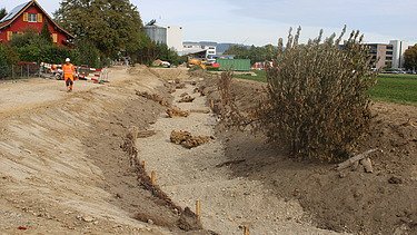 Bachverlauf neben Wohnhäusern