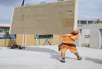 Holzwand wird eingehoben