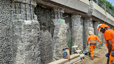 Nahaufnahme der Baustelle mit Longarine, zwei Bauarbeiter im Blick
