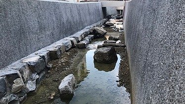 Foto von fertigen Arbeiten - Bach mit Hochwasserschutzwänden