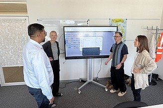 Team Innovation & Digitale Transformation bei einem Standup-Meeting Team Innovation & Digitale Transformation bei ihrem wöchentlichen Standup-Meeting