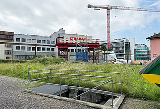 Foto von Grundwasserauffangbecken mit STRABAG Logo 