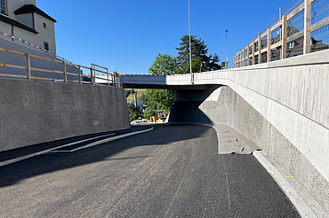 Foto von fertiger Überbauung der Kreuzung und Brücke