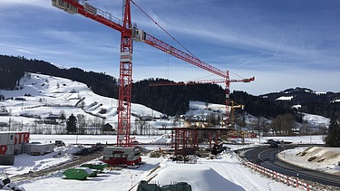 Baustelle aus grosser Distanz im Winter