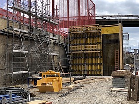 Foto von Arbeiten an einer gelben Holzschalung für Betonwände