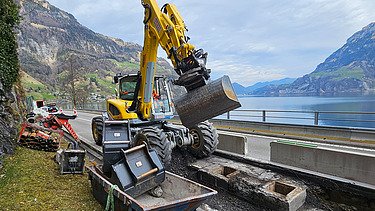 Nahaufnahme mit schwerem Gerät, im Hintergrund der Vierwaldstättersee