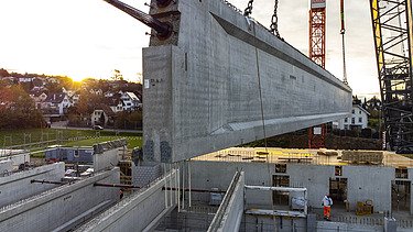 Foto vom Einsetzen eines 60 Tonnen schweren Betonträger