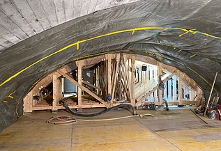 Foto von einer Holzschalung im Sicherheitsstollen