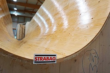 Nahaufnahme einer elegant geschwungenen Betonschalung im Werkgelände