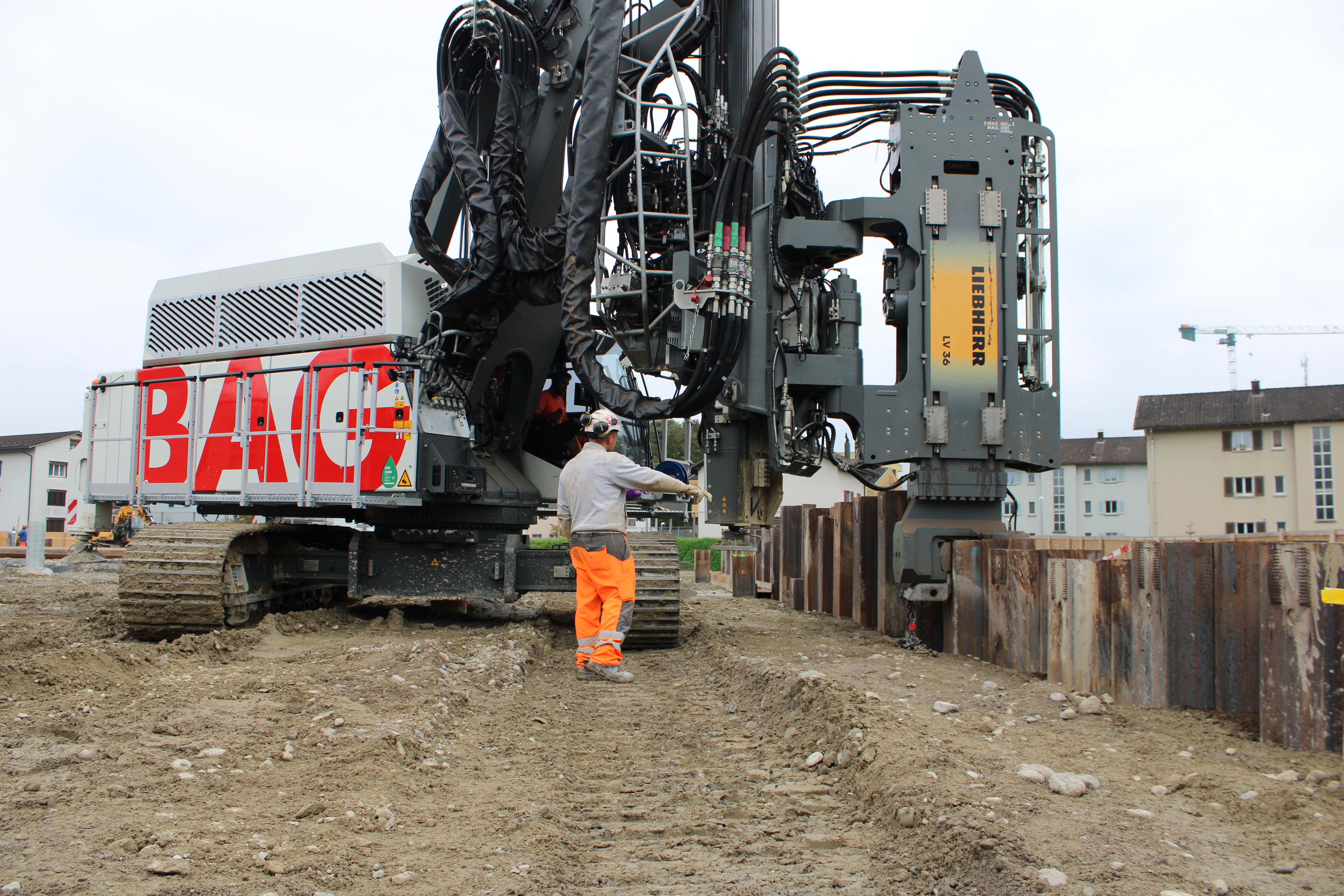 Nahaufnahme der LRB 23 und Vorarbeiter während der Spundwandarbeiten