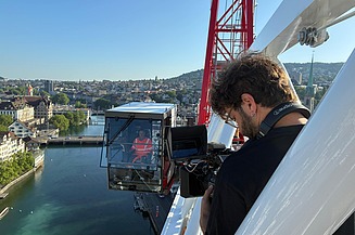 Kameramann filmt den Kranführer mit atemberaubendem Blick auf die Innenstadt von Zürich