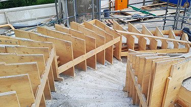 Einsatz eines Treppenschalung-Elementes auf der Baustelle
