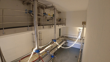 Ein kompliziertes System aus Rohren führen zu und aus den Wasserkammern