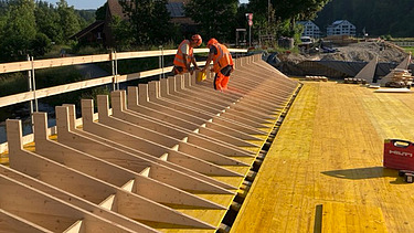 Aufnahme tief über die Baustelle mit den Schalungselementen und Mitarbeitern im Hintergund