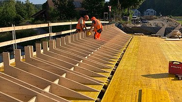 Aufnahme tief über die Baustelle mit den Schalungselementen und Mitarbeitern im Hintergund