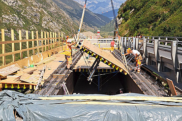 Aufnahme flach über die Baustelle mit Einhub eines Schalungselementes