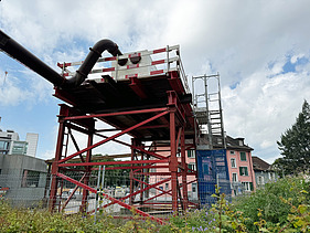 Foto von Grundwasserauffangbecken inkl. 10 Meter Gerüst mit STRABAG Logo 
