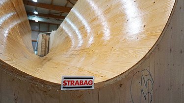 Ein perspektivisch elegant fotografiertes Schalungselement in der Produktion