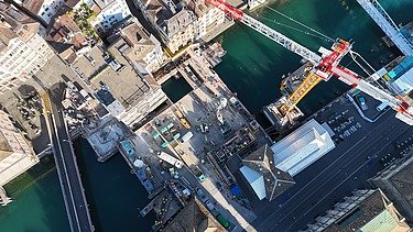 Bild ab Drohne 120 Meter über der Rathausbrücke mit alter Brücke und den beiden neuen Hilfsbrücken