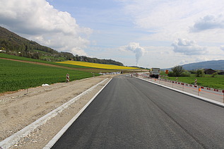 Foto von fertig asphaltierter Strasse in schwarz durch STRABAG Strassenabu
