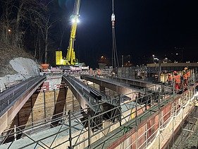 Stahlträger der neuen Schaffhauserstrassenbrücke im Hintergrund ein Mobilkran