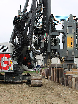 LRB 23 von Liebherr beim Einbringen von Spundwandprofilen entlang der Baugrube