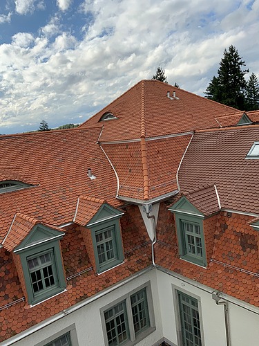 Gesamtsanierung Wohnheim Tilia - STRABAG Holzbau Foto von Dachstuhl mit rot/orangen Dachziegeln