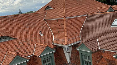 Foto von Dachstuhl mit rot/orangen Dachziegeln