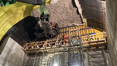 Versetzen der Holzschalung mit Kran