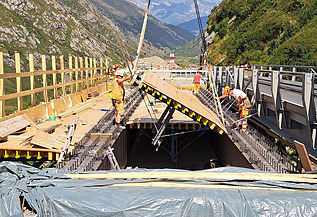 Aufnahme flach über die Baustelle mit Einhub eines Schalungselementes