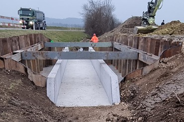 Bauarbeiten in Hüntwangen - STRABAG Tiefbau Foto von Bauarbeiten in einer Grube mit eingelegtem Rückhaltebecken