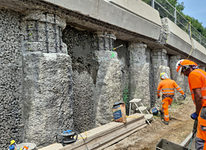 Nahaufnahme der Baustelle mit Longarine, zwei Bauarbeiter im Blick