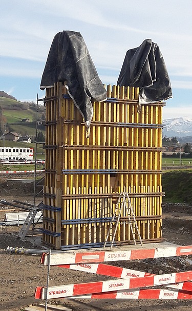 Zwei ikonisch geformte Stützenschalungen auf der Baustelle