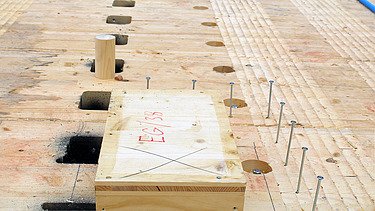 Foto von Holzboden aus dichter Entfernung mit Nägeln und Entlüftungslöchern
