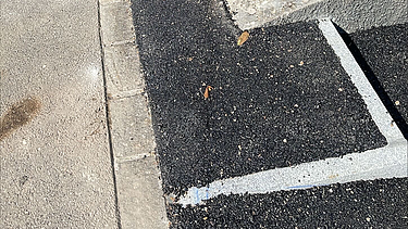 Grossaufnahme einzelne Stufe Garageneinfahrt