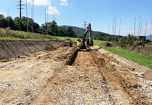 Foto von Aushub für Panoramastrasse zwei STRABAG Bagger
