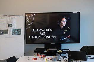 Präsentation zum Thema Alarmierung und Notfallkommunikation während einer Sicherheitsschulung.