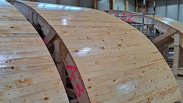 Zwei Schalungselemente in der Produktionshalle