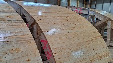 Zwei Schalungselemente in der Produktionshalle