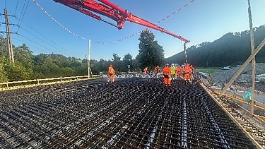 Schöne Perspektive über die gesamte Baustelle mit Mitarbeitern im Hintergrund