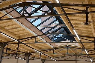 Verglase Dachöffnung / Oblichter von innen sowie auch ersichtlich die Holztragekonstruktion