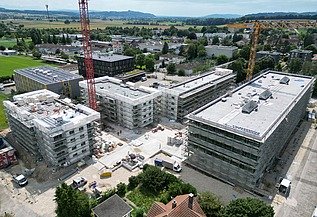 Foto von Rohbau der Wohnüberbauung mit Baustellengerüst