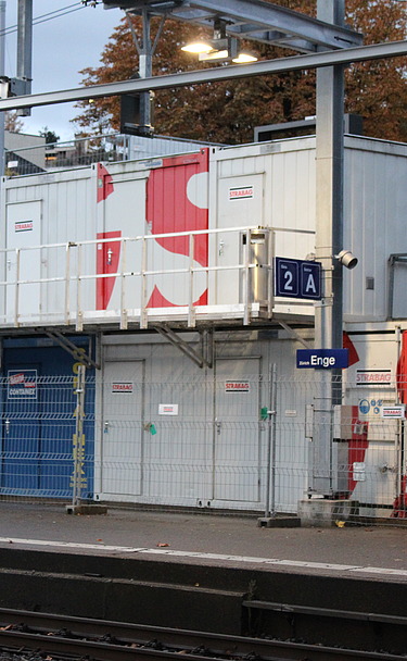 Bauarbeiten Bahnhof Enge - Ingenieurbau STRABAG Foto von STRABAG Container an den Gleisen vom Bahnhof Enge