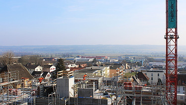 Foto vom Rohbau mit Baustellengerüst aus Vogelperspektive