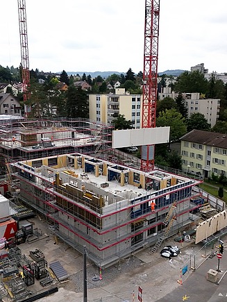 Holzwand wird mit Kran eingehoben