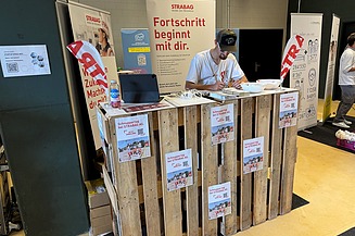 STRABAG - Messestand bei Dini Chance Messestand mit STRABAG Mitarbeitenden