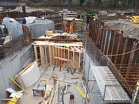 Foto vom Einbau der Turbinen-Schalung beim Kraftwerk in Schönenwerd